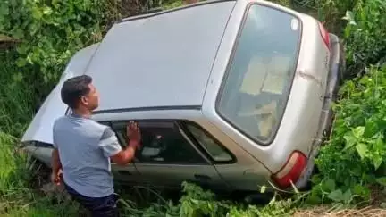 বিনপুর ২: নিয়ন্ত্রণ হারিয়ে কানিমহুলি ও জামিরাশুলির মধ্যবর্তী এলাকায় দুর্ঘটনার কবলে ছোট চারচাকা গাড়ি, আহত ১