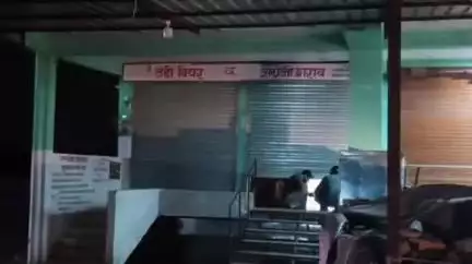 घाटमपुर: साढ़ चौराहे में देर रात अंग्रेजी शराब की दुकान से अवैध खरीद-फरोख्त का फोटो हुआ वायरल