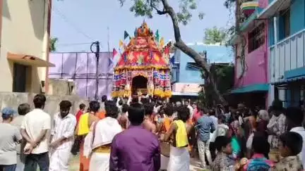 நாகப்பட்டினம்: வெளிப்பாளையம் முத்துமாரியம்மன் கோவில் வைகாசி திருவிழாவின் முக்கிய நிகழ்ச்சியான திருத்தேரோட்டம் ஏராளமான பக்தர்கள் தேரின் வடம் பிடித்து இழுத்தனர்