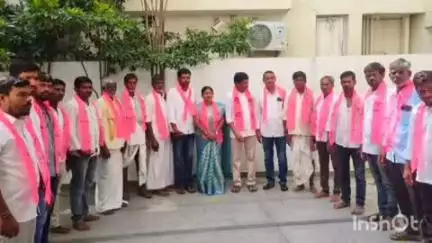 పరిగి: కుదురుమళ్ళ గ్రామానికి చెందిన15 మంది కాంగ్రెస్ నాయకులు మాజీ ఎమ్మెల్యే పట్నం నరేందర్ రెడ్డి ఆధ్వర్యంలో బిఆర్ఎస్ లో చేరిక