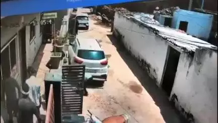 मुरैना नगर: गोपालपुरा में बसपा नेता के घर पर हमला, दर्जन भर लोगों ने कार तोड़ी, वीडियो वायरल