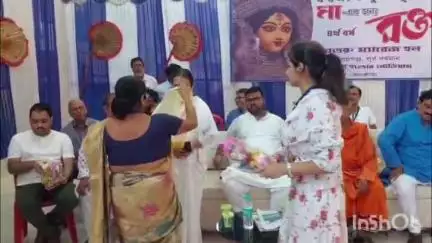 বর্ধমান ১: বর্ধমান দুর্গাপূজো সমন্বয় সমিতির পক্ষ থেকে স্বেচ্ছায় রক্তদান শিবির অনুষ্ঠিত হল আলমগঞ্জে এক অনুষ্ঠান বাড়িতে