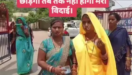 मौदहा कोतवाली में दुल्हन ने कहा जब तक पुलिस मेरे जेठ को नहीं छोड़ेगी तब तक नहीं होगी मेरी विदाई।