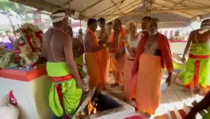 ஆத்தூர்: மேட்டுப்பட்டி ஸ்ரீ வெங்கடேச பெருமாள் கோவில் மஹாகும்பாபிஷேகம் இரட்டை கருடன் வட்டமிட கோபுர கலசத்திற்கு புனித நீர் ஊற்றப்பட்டது