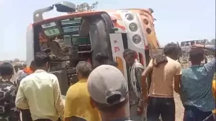 पाली: ग्राम बम्हौरी वंशा के पास बेतवंती ट्रेवल्स की बस अनियंत्रित होकर पलट गई, लगभग दो दर्जन से अधिक लोग गंभीर रूप से घायल