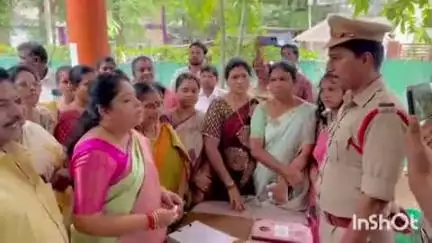 మహిళలను కించపరిచేలా ప్రసారం చేసిన సాక్షి ఛానల్, జగన్, భారతిపై చర్యలు తీసుకోవాలని పోలీసులకు మంత్రి సంధ్యారాణి పిర్యాదు