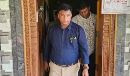 ಭಟ್ಕಳ: ಹಾಡುವಳ್ಳಿ ಗ್ರಾಮದಲ್ಲಿ ತಂದೆ ತಾಯಿಯನ್ನು ಕಳೆದುಕೊಂಡ ಮಕ್ಕಳಿಬ್ಬರ ಶಿಕ್ಷಣಕ್ಕೆ ನೆರವಿನ ಭರವಸೆ ನೀಡಿದ ಎಸ್.ಪಿ‌ ನಾರಾಯಣ.ಎಂ