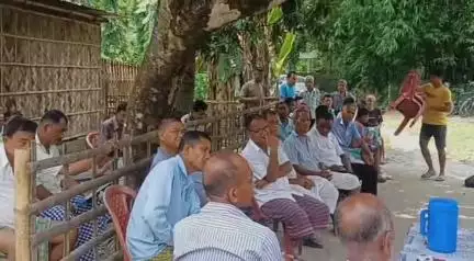 বঙাইগাঁও ভাগ: পুণ্ডিবাৰীত ৰাইজৰ বিভিন্ন সমস্যালৈ ৰাইজৰ সৈতে মত বিনিময় কৰে ৰাইজৰ দলৰ জিলা সভাপতি মহিদৰ ৰায়ে