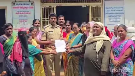 అమరావతి ప్రాంత మహిళలను కించపరిచేలా మాట్లాడిన వారిపై చర్య తీసుకోవాలని ఆత్మకూరు పోలీస్ స్టేషన్ లో ఫిర్యాదు చేసిన మహిళలు