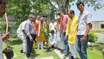राजगढ़: सांसद रोडमल नागर और विधायक अमर सिंह यादव ने अस्पताल परिसर में किया वृक्षारोपण