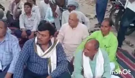 अकबरपुर: अकबरपुर ब्लॉक परिसर में सहकारी समिति के कर्मचारियों ने की बैठक, सहायक आयुक्त पर उत्पीड़न और वेतन रोकने का लगाया आरोप
