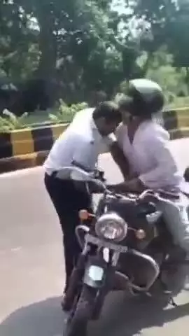 गोलमुरी-सह-जुगसलाई: जमशेदपुर के सिदगोड़ा में हेलमेट जांच के दौरान ट्रैफिक जवान की बदसलूकी, वीडियो वायरल