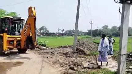 अमरपुर: लौगाय में ग्रामीण चंदा इकट्ठा कर करा रहे हैं करीब 3 किलोमीटर सड़क व नाला का निर्माण