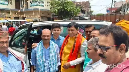 परसा: परसा दरोगा चौक पर स्वर्ण आयोग के प्रदेश अध्यक्ष का एनडीए कार्यकर्ताओं ने किया स्वागत