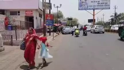 झांसी: झांसी में तापमान फिर चढ़ने लगा, 43℃ पहुंचा; तेज धूप और उमस ने किया बेहाल, दो दिन में पारा 45℃ पार जाने का अनुमान