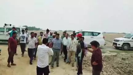 नौगढ़: जिलाधिकारी डॉ राजा गणपति आर0 ने ग्राम हल्लौर विकास खंड डुमरियागंज में निर्माणाधीन मिनी स्टेडियम का किया निरीक्षण