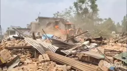 मनेंद्रगढ़: भूपेंद्र क्लब भूमि पर प्रशासन की बड़ी कार्रवाई, 21 अतिक्रमण हटाए गए, विकलांग दुकानदार का दर्द छलका