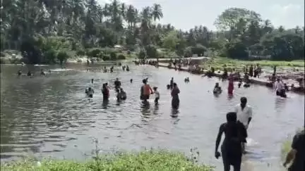 ஆனைமலை: தடையை மீறி தொடர்ந்து உயிரிழப்புகள் ஏற்படும் ஆழியார் ஆற்றில்  குளித்து மகிழும் சுற்றுலா பயணிகள்
கிழித்து எறியப்பட்ட எச்சரிக்கை பேனர்