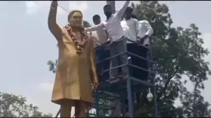 బెల్లంపల్లి: చెన్నూరు MLA వివేక్ వెంకటస్వామికి మంత్రి పదవి వచ్చిన సందర్భంగా బెల్లంపల్లి పట్టణంలో సంబరాలు చేసుకున్న కాంగ్రెస్ నాయకులు