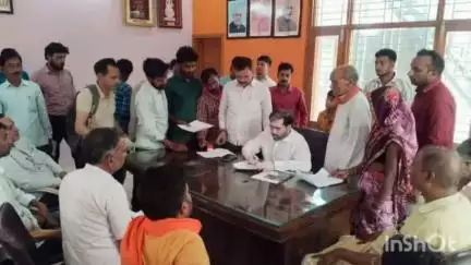रामसनेही घाट: नई सड़क आवास पर दरियाबाद विधायक और राज्य मंत्री सतीश शर्मा ने क्षेत्र से आए लोगों से मुलाकात कर समस्याएं सुनीं