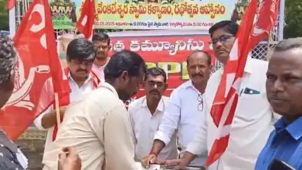 పత్తికొండ: పత్తికొండలో ప్యాసింజర్ రైలు పున:ప్రారంభించాలని ఏఐవైఎఫ్ రైతు సంఘం నాయకులు సంతకాల సేకరణ