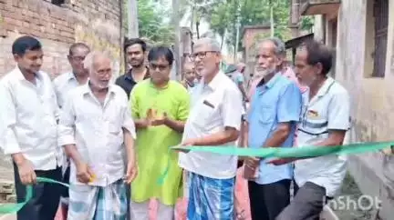মানিকচক: নুরপুরে কংক্রিট ঢালাই রাস্তার কাজের উদ্বোধন করল পঞ্চায়েত সমিতি কর্তৃপক্ষ