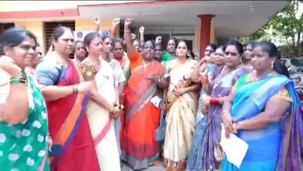పాలకొల్లు: అమరావతి మహిళలపై వ్యాఖ్యలు చేసిన వారిపై చర్యలు తీసుకోవాలని టీడీపీ మహిళా నాయకుల నిరసన, ఎస్సైకు వినతి