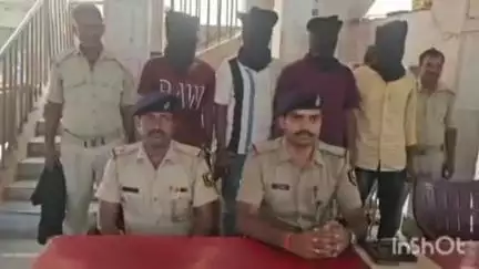 नौबतपुर: पिपलावां पुलिस ने थाना क्षेत्र के पीपलावां बाजार के पास कार सवार 4 बदमाश को हथियार और लाखों रुपए के साथ किया गिरफ्तार