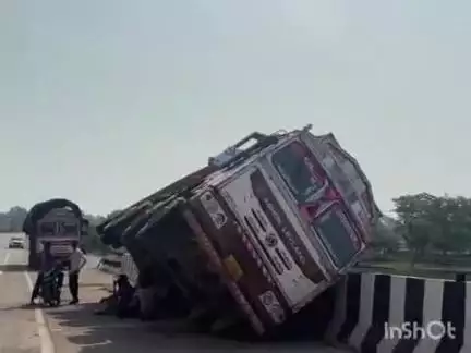 धमतरी: मुजगहन बाईपास में बने ओवर ब्रिज पर अनियंत्रित होकर पलटा धान से भरा ट्रक, ड्राइवर और कंडक्टर ने कूद कर बचाई अपनी जान