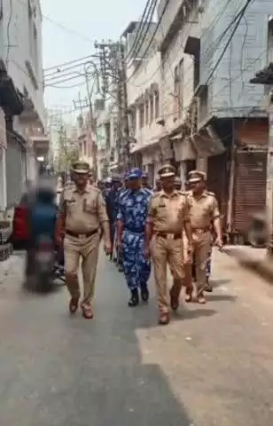 मुरादाबाद: एसएसपी के आदेश पर मुरादाबाद पुलिस ने त्यौहार के दृष्टिगत की फुट पेट्रोलिंग