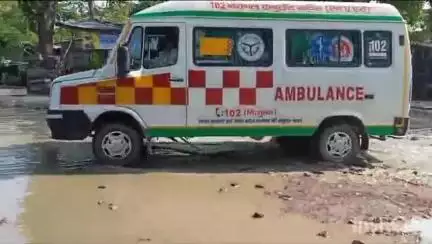 पडरौना: सिधुआं बाजार की सड़क बनी खतरे का सफर, हर रोज गिरते हैं राहगीर, स्थानीय लोगों ने समस्या दूर करने की उठाई मांग #Jansamasya