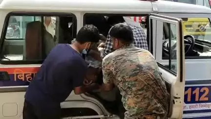 समस्तीपुर: तूफान चौक पर पिकअप की टक्कर से बुलेट सवार युवक जख्मी, 112 की टीम ने अस्पताल पहुंचाया
