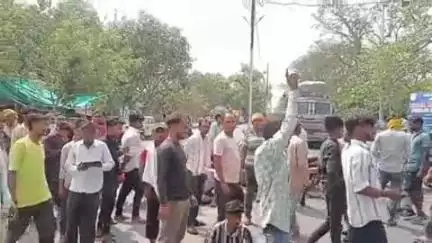नौगांव: राशन को लेकर गोलीकांड में युवक की मौत, गुस्साए परिजनों ने तहसील चौराहे पर लगाया जाम
