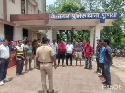 कृत्यानंद नगर: नगर थाना परिसर में थाना अध्यक्ष ने आज रविवार को गुंडा परेड कराया और लाल नोटिस दिया