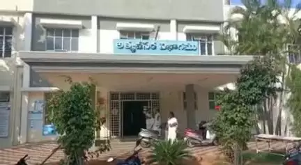 కుప్పం: రైల్వే స్టేషన్ సమీపంలో ప్రమాదవశాత్తు రైలు నుండి కింద పడి వ్యక్తికి తీవ్ర గాయాలు