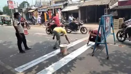 তেহট্ট ১: দুর্ঘটনা কমাতে তেহট্ট হাউলিয়া পার্ক মোড়ে রাস্তায় দেওয়া হল  সাদা বর্ডার,উপস্থিত তেহট্ট হাইওয়ে ট্রাফিক গার্ডের ওসী