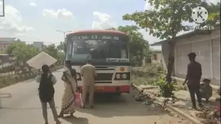 ಚಿಂತಾಮಣಿ: ಚಿಂತಾಮಣಿ ನಗರದ ಕೋಲಾರ ವೃತ್ತದ ಬಳಿ ನಡು ರಸ್ತೆಯಲ್ಲಿ ಕೆಟ್ಟು ನಿಂತ ಕೆ. ಎಸ್.ಆರ್.ಟಿ.ಸಿ ಬಸ್! ಪ್ರಯಾಣಿಕರ ಪರದಾಟ