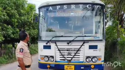 పాలకూరు వద్ద ఆర్టీసీ బస్సు ద్విచక్ర వాహనాన్ని ఢీకొని నలుగురికి గాయాలు
