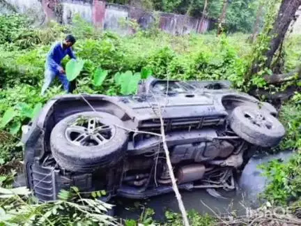 कटघोरा: गरुड़ नगर कॉलोनी के पास सेंटर वर्कशॉप रोड में एक नई थार कार अनियंत्रित होकर सड़क किनारे पलट गई