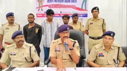चांपा: चाम्पा की मोबाइल दुकान में लाखों के मोबाइल चोरी करने वाले 5 आरोपियों को किया गिरफ्तार, जिनमें 2 नाबालिग शामिल हैं