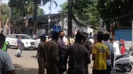 सातारा: इस्टावर कमेंट अन् माहिती कोणी दिली म्हणून पोलीस ठाण्याच्या समोरच हमरीतुमरी, पोलिसांनी केला हस्तक्षेप