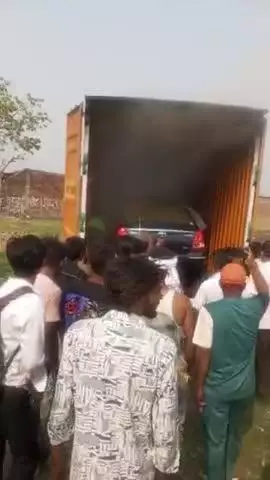 Chandausi battery fatak per char prayog ki gadiyon mein lagi Aag