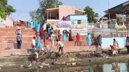 तालबेहट: हजारियां मंदिर किनारे मानसरोवर झील का जल सहेली फाउंडेशन की महिलाओं ने किया साफ, करोड़ों रुपये के बजट से होगा सौंदर्यकरण