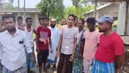 বিহপুৰীয়া: আহমেদপুৰত বঙালমৰা আৰক্ষী চকীৰ ভাৰপ্ৰাপ্ত বিষয়াই মাছ চোৰক মুকলি কৰি দিয়াৰ অভিযোগত ৰাইজৰ প্ৰতিবাদ