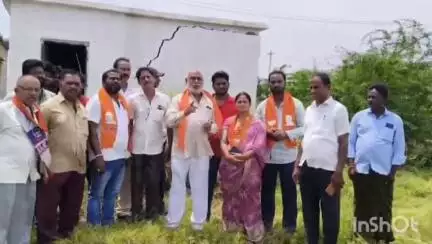 వెంకటేశ్వర పురంలో పేదలందరికీ ఇళ్లు నిర్మాణాలను పరిశీలించిన బిజెపి నేత మిడతల రమేష్