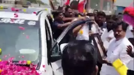 ஸ்ரீபெரும்புதூர்: தண்டலம் கூட்ரோட்டில் முன்னாள் முதலமைச்சரும் எதிர்க்கட்சித் தலைவருமான எடப்பாடி கே பழனிச்சாமி அதிமுகவினர் பூங்கொத்து கொடுத்து உற்சாக வரவேற்பு