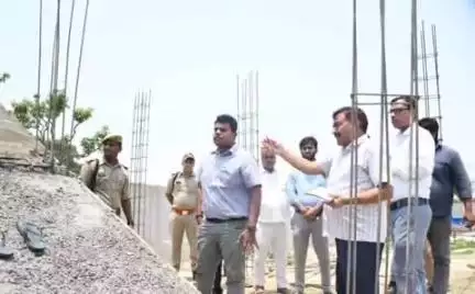 नौगढ़: जिलाधिकारी ने नादेपार के निर्माणाधीन मिनी स्टेडियम का किया औचक निरीक्षण