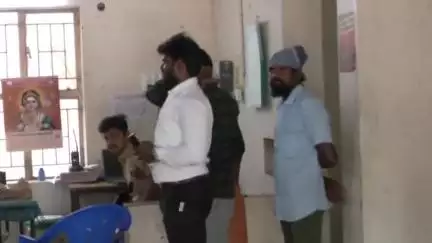 திருவள்ளூர்: கணவனை பிரிந்து  வாழ்ந்து வந்த பெண்ணை காதலிப்பதாக ஏமாற்றி கர்ப்பிணி ஆக்கிய இளைஞர் கைது