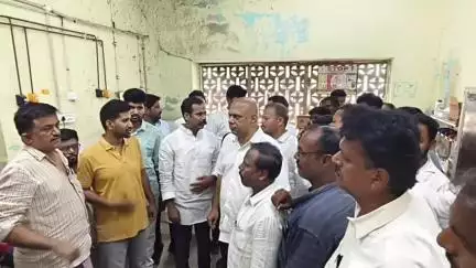 ఎమ్మిగనూరు: ఎమ్మిగనూరు :టిడిపి నాయకులు దాడిలో గాయపడిన వైసిపి పార్టీ అడ్వకేట్ గురు రాజారావును పరామర్శించిన వైసీపీ బుట్ట శివ నీలకంఠ