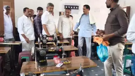 దేవరపల్లి లో ఉచిత కుట్టు మిషన్ శిక్షణ కార్యక్రమాన్ని ప్రారంభించిన మాడుగుల శాసనసభ్యులు బండారు సత్యనారాయణమూర్తి